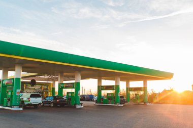 benzin istasyonu geniş görüş günbatımı kopya alanı üzerinde