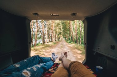 SUV bagaja oturan bir çift. Doğa manzarayı. Araba Hiking