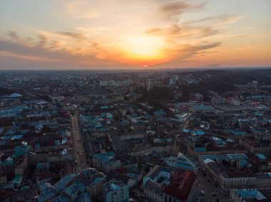 Eski Avrupa şehri üzerinde güzellik günbatımı. kuş görünümü göz