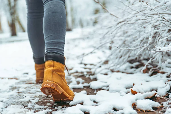 Mulher Botas Inverno Neve Perto Com Jeans Cinza — Fotografia de Stock