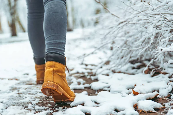 Bottes Hiver Femme Sur Neige Gros Plan Avec Jean Gris — Photo