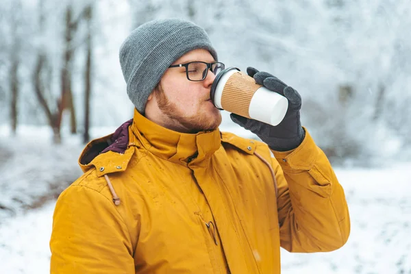 Porträt Eines Stark Lächelnden Mannes Der Kaffee Verschneiten Stadtpark Trinkt — Stockfoto