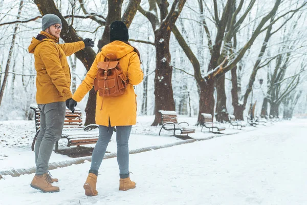 Para Spacerująca Zasypani City Park Rozmowy Towarzyskich Romantyczną Randkę Okresie — Zdjęcie stockowe