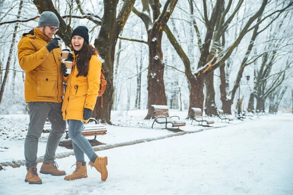 Pareja Caminando Por Parque Ciudad Nevada Hablando Socializando Cita Romántica — Foto de Stock