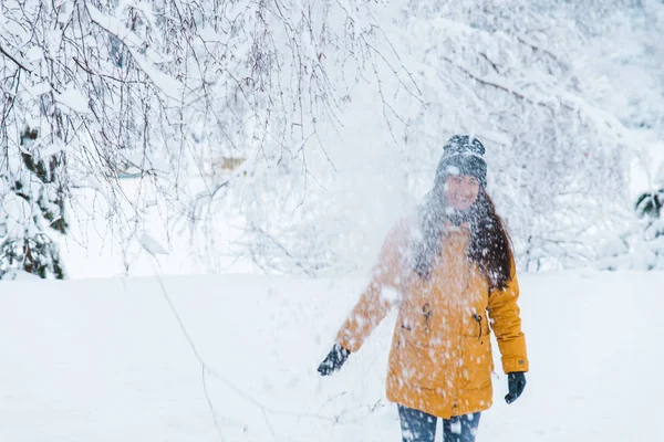 Mujer Caminando Por Parque Ciudad Nevada Jugando Alrededor Del Concepto — Foto de Stock