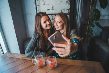 kafede oturan ve meyve çay içme selfie alarak iki kız arkadaşım
