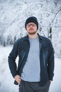 adam portre ormanda gözlük ve sakal yaşam tarzı kavram kar yağdı