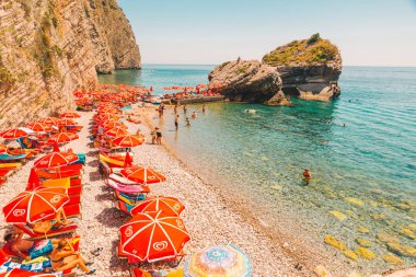 Budva, Karadağ - 21 Temmuz 2018: denizde yüzme şezlonglar, insanlar. yaz tatili