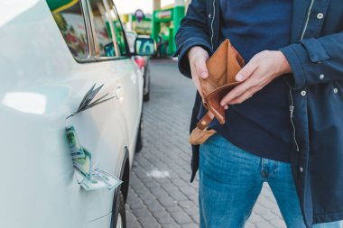 adam boş cüzdan ile ayakta. Araba tank dolar para. benzin istasyonu kavramı