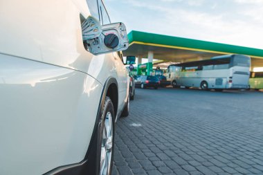 Araba tank benzin istasyonunda arka plan üzerinde para ile