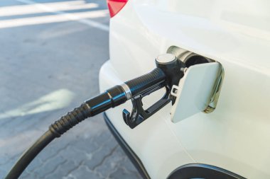 Araba benzin istasyonunda yakıt ikmali. uzun bir yolculuk için hazır