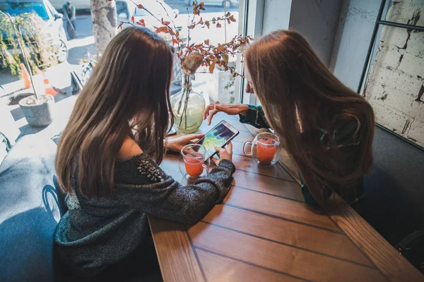 Två Flickvänner Talar Café Medan Dricka Möteskoncept — Stockfoto