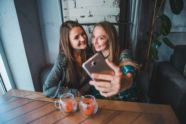 Två Flickvänner Tar Selfie Samtidigt Sitter Café Och Dricka Frukt — Stockfoto