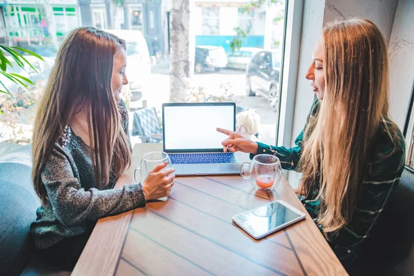 Reunión Café Trabajando Portátil Pantalla Blanca Espacio Copia Dos Mujeres —  Fotos de Stock