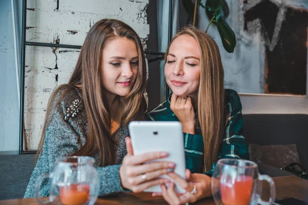 Två Kvinnor Talar Café Dricka Tittar Tablett Konceptet — Stockfoto