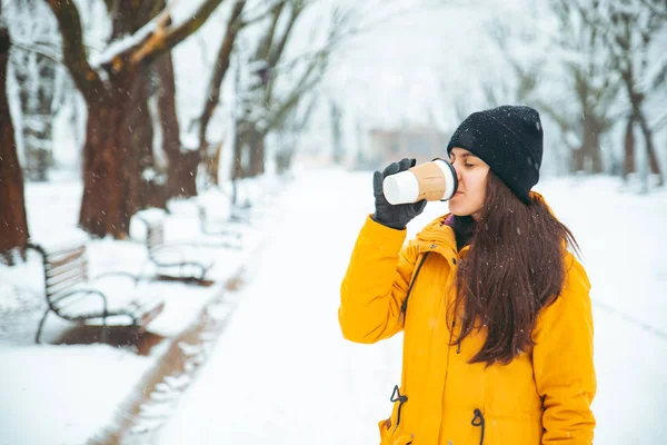 Mujer Tomando Café Afuera Retrato Del Parque Beber Para Llevar — Foto de Stock