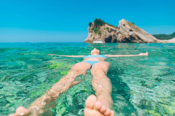 Açık Mavi Deniz Suyu Arkaya Yüzme Kadın Yaz Tatil Kavramı — Stok fotoğraf