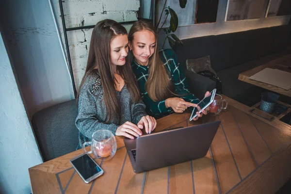 Two Modern Women Having Meeting Cafe Working Laptop Ant Tablet — Stock Photo, Image
