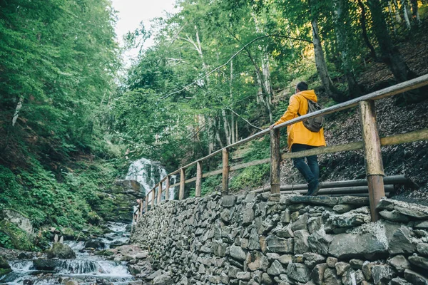 Homem Caminhando Por Trilha Florestal Para Cachoeira Capa Chuva Amarela — Fotografia de Stock
