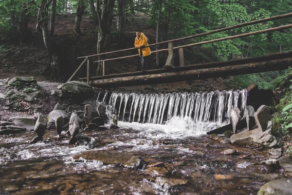 Jonge Volwassen Man Zit Houten Brug Steek Berg Rivier Travel — Stockfoto