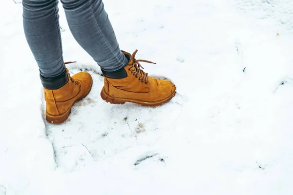 Botas Invierno Mujer Nieve Cerca Con Jeans Grises — Foto de Stock