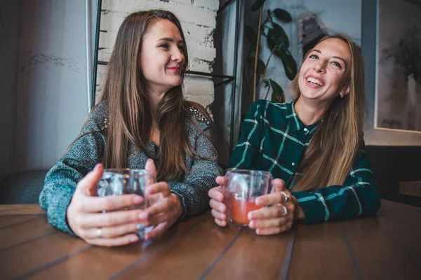 Couple Copines Amuser Assis Dans Café Boire Thé Aux Fruits — Photo