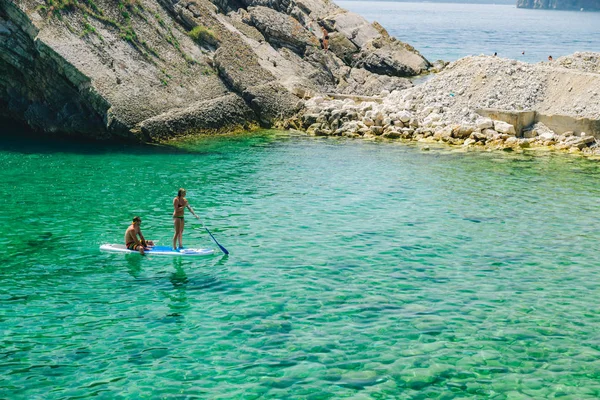 Budva Montenegro Juli 2018 Paar Surfplank Heldere Azuurblauwe Zeewater Zomervakantie — Stockfoto