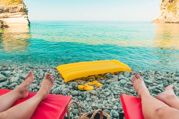 Paar Leggen Ligstoelen Met Uitzicht Zee Met Rotsen Zomervakantie — Stockfoto