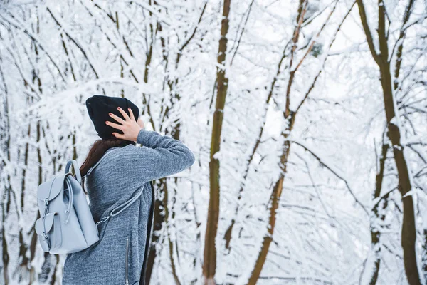 Leende kvinna porträtt utomhus snö på hatt — Stockfoto