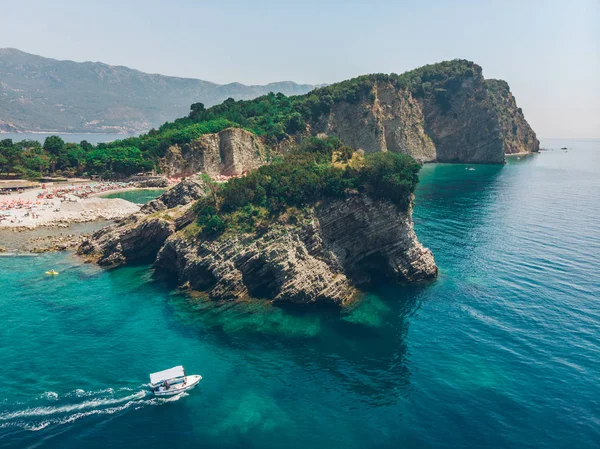 Aerial view of rocky cliff with blue sea water. — Stock Photo, Image