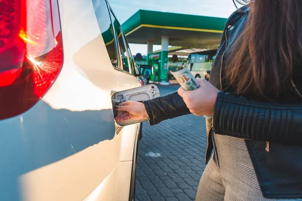 Woman at gas station fuel up car. petrol price hike. — Stock Photo, Image