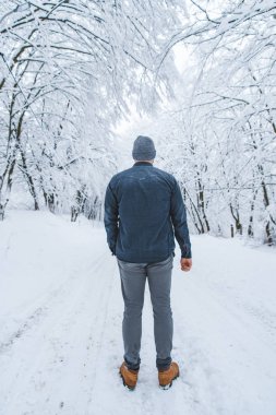 adam başını iz ormandaki, ayakta