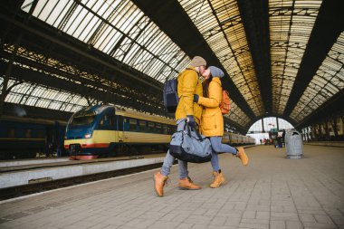 mutlu çift tren istasyonunda. uzun süre sonra hiçbir bkz: eac karşılamak