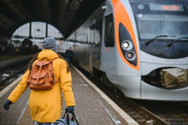 Tren zamanında almak için kadın acele. Tren