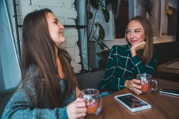 Dos novias hablando en la cafetería mientras beben un té. reunión —  Fotos de Stock