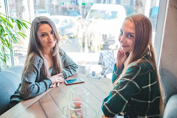 Setkání v kavárně. práce na notebooku. bílá obrazovka. kopie prostor. dvě ženy mluví při pití Ovocný čaj — Stock fotografie