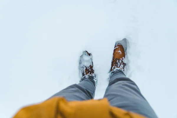 Pernas na neve perto — Fotografia de Stock