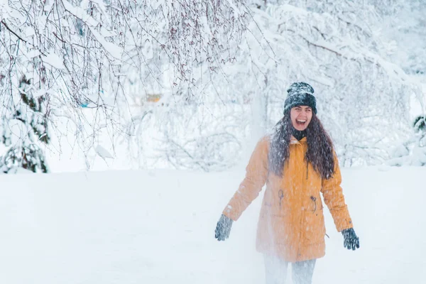 Leende kvinna porträtt utomhus snö på hatt — Stockfoto