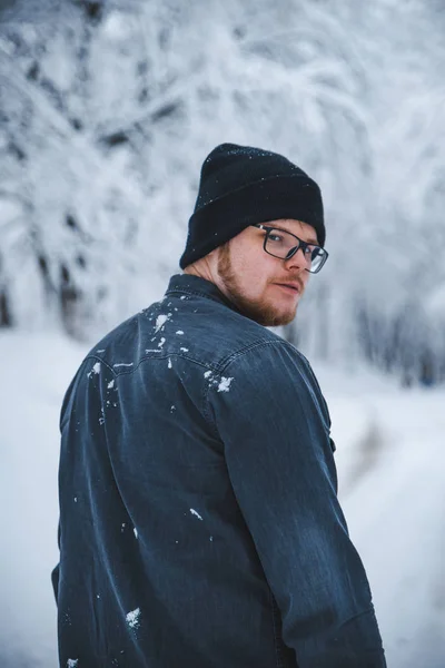 Männerporträt im verschneiten Wald Brille und Bart — Stockfoto