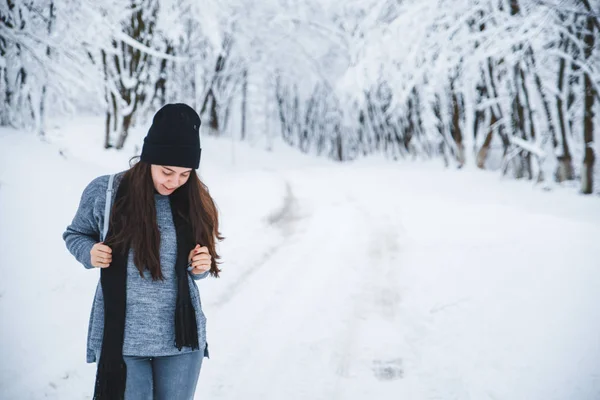 Усміхнена жінка портрет на відкритому повітрі сніг на капелюсі — стокове фото