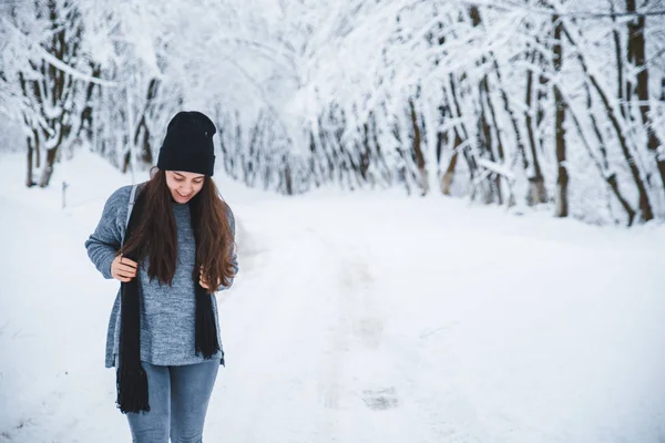 Усміхнена жінка портрет на відкритому повітрі сніг на капелюсі — стокове фото