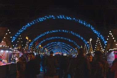 Lviv, Ukrayna - 12 Aralık 2017: kare lviv, Noel Festivali. sokak gıda kavramı ile Pazar