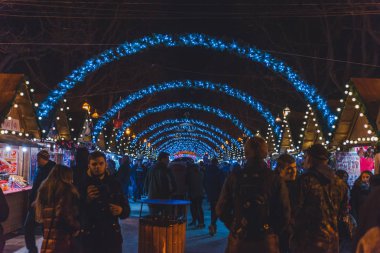 Lviv, Ukrayna - 12 Aralık 2017: kare lviv, Noel Festivali. sokak gıda kavramı ile Pazar