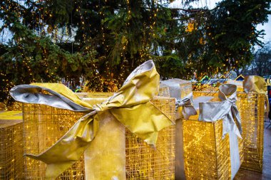 dekorasyon Noel tatili için. Altın hediye kutusu şehir kare kavramı, Noel ağacının altında