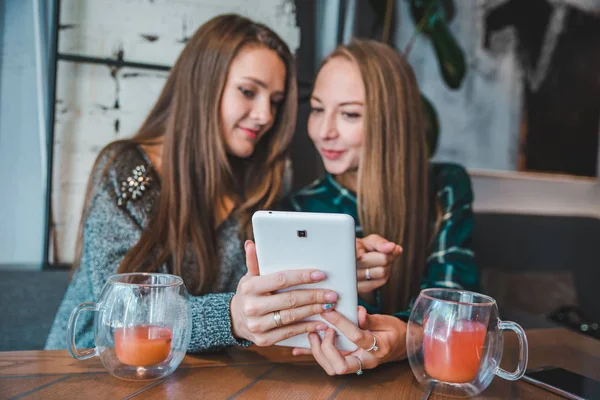 Δύο Γυναίκες Συζητούν Στο Καφέ Πίνοντας Τσάι Πρόσφατη Έννοια Tablet — Φωτογραφία Αρχείου