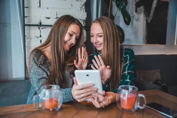 Duas Jovens Mulheres Beleza Conversando Por Vídeo Chat Usando Tablet — Fotografia de Stock