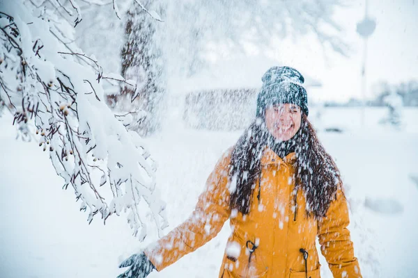 Улыбающаяся Женщина Портрет Открытом Воздухе Снег Шляпу Зимний Сезон — стоковое фото