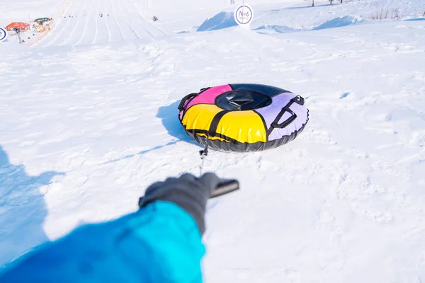 Mão Puxa Trenó Tubo Neve Conceito Atividade Inverno — Fotografia de Stock