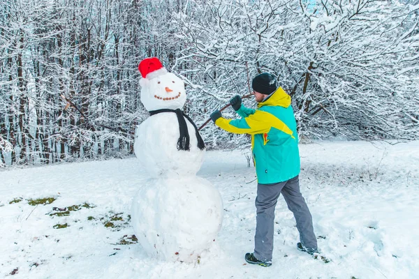 人在户外堆雪人在寒冷的冬季公园概念 — 图库照片