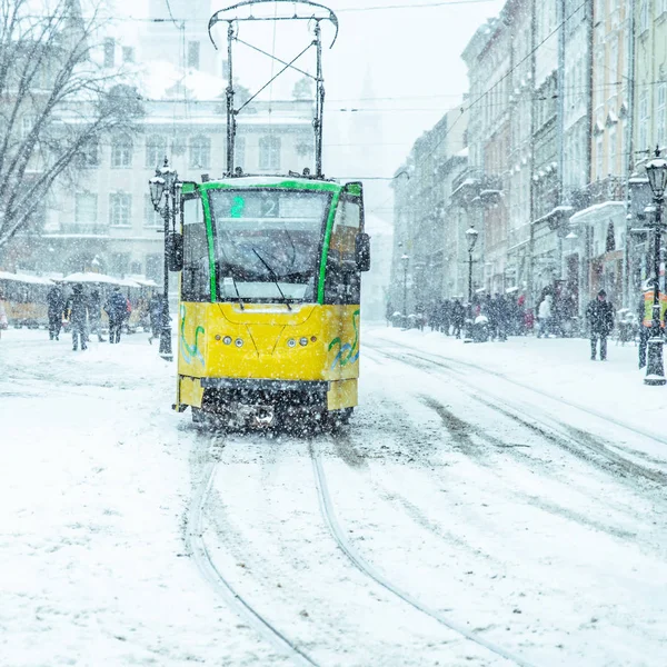 Tram Het Centrum Van Europese Stad Van Sneeuwval Sneeuwstorm — Stockfoto